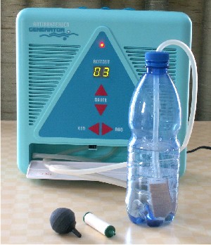 Wasserozonisierung in geschlossener Flasche, verschiedene Perlatoren aus Keramik, Lindenholz; Geräteleistung 200mg Ozon pro Stunde, elektr. Koronaentladung